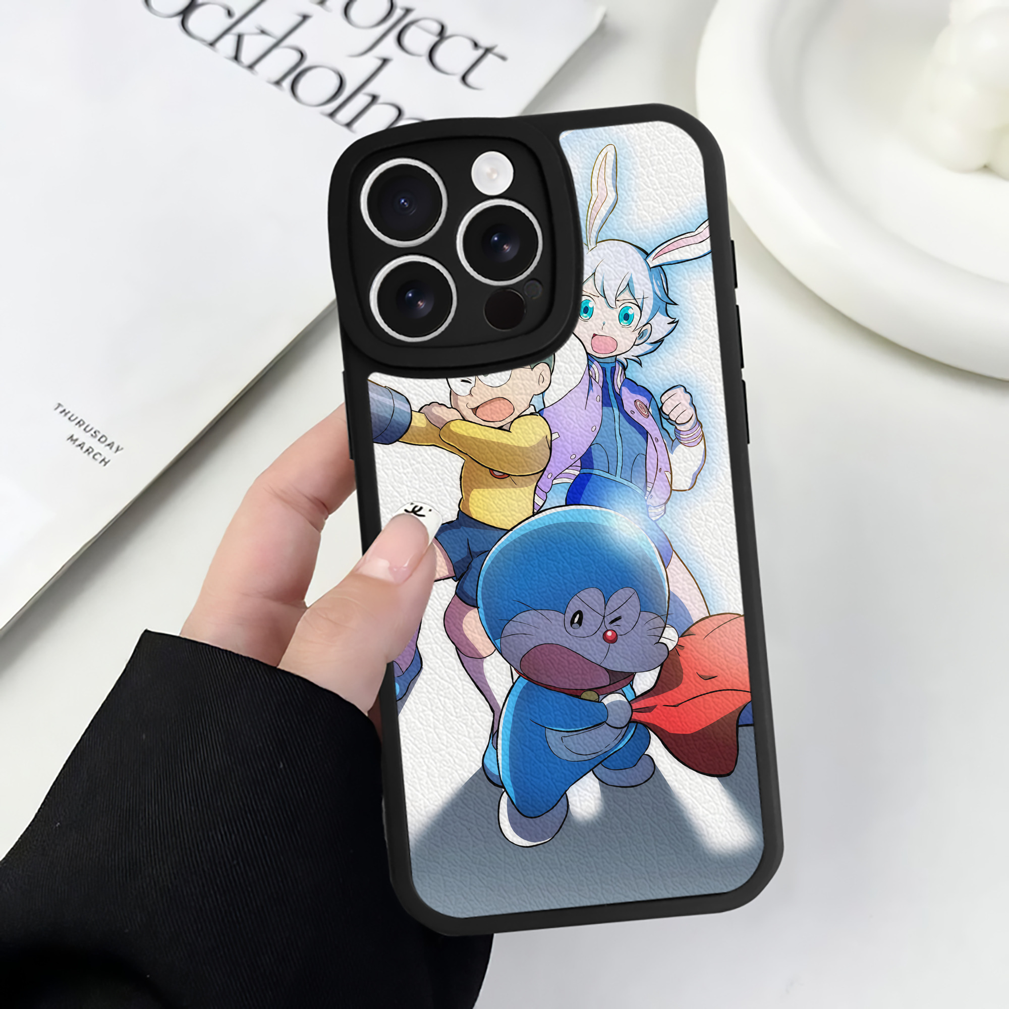 （画像用） ドラえもん Doraemon 【iPhone 16シリーズ対応】シリコンスマホケース（レザー調） 材質：シリコン